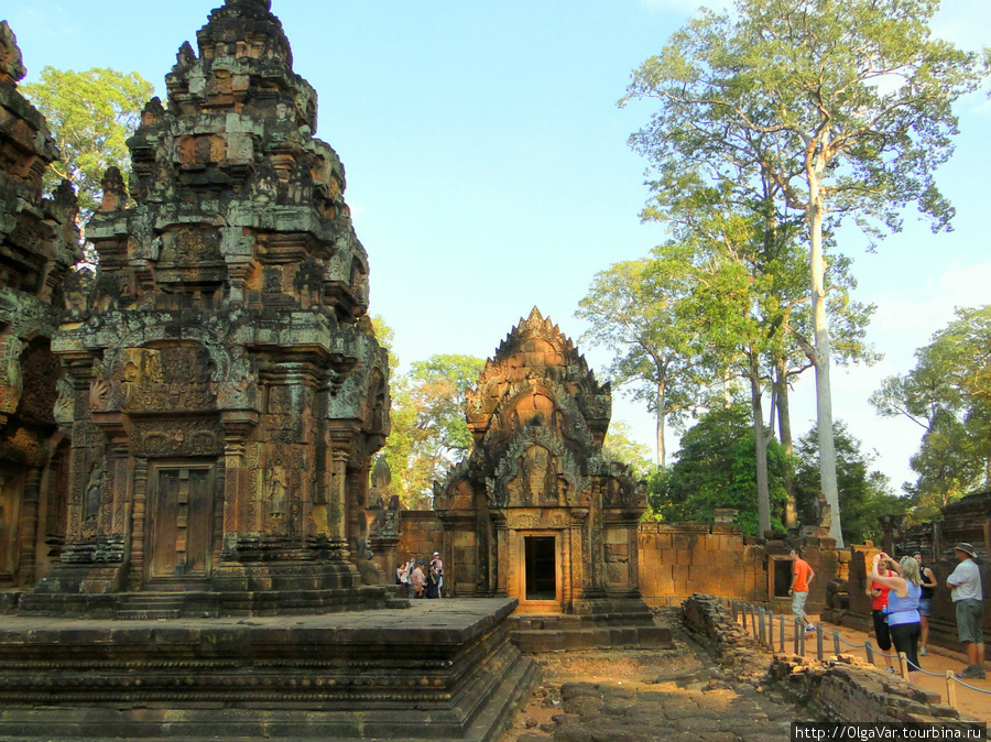 Храм был посвящен индуистскому богу Шиве. Первоначально он назывался Трибхуванамахешвара, что значит  великий повелитель тройного мира Провинция Сиемреап, Камбоджа