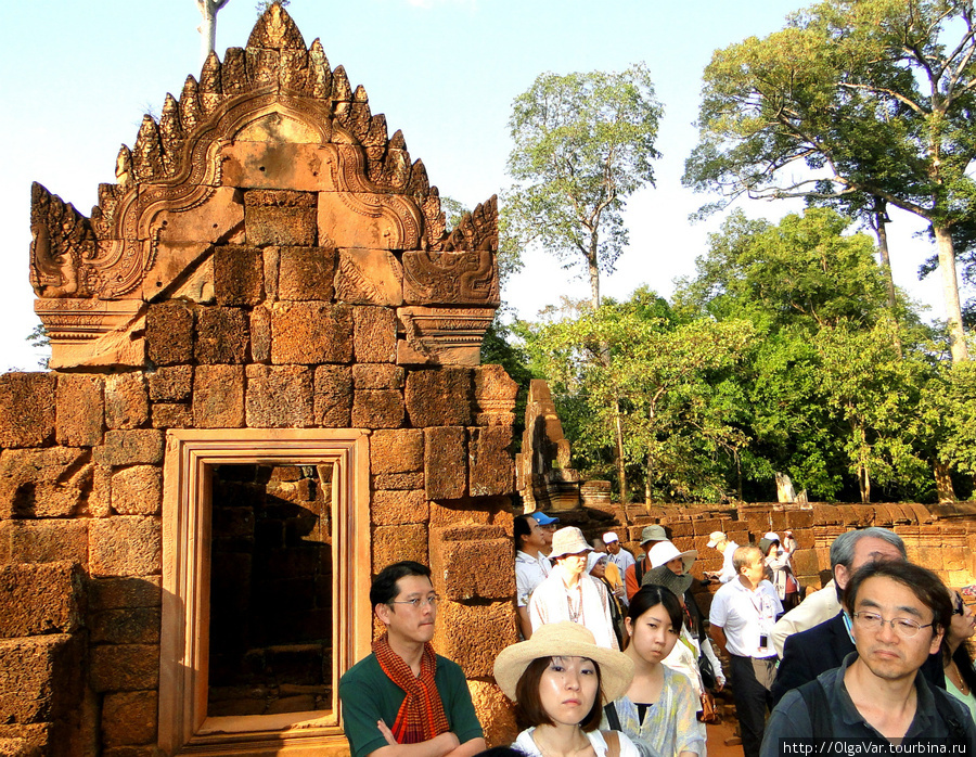 Храм, который  называют «жемчужиной кхмерского искусства», очень популярен среди туристов... Провинция Сиемреап, Камбоджа