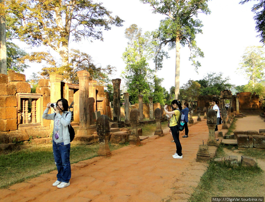 К храмовому комплексу ведет длинный коридор Провинция Сиемреап, Камбоджа