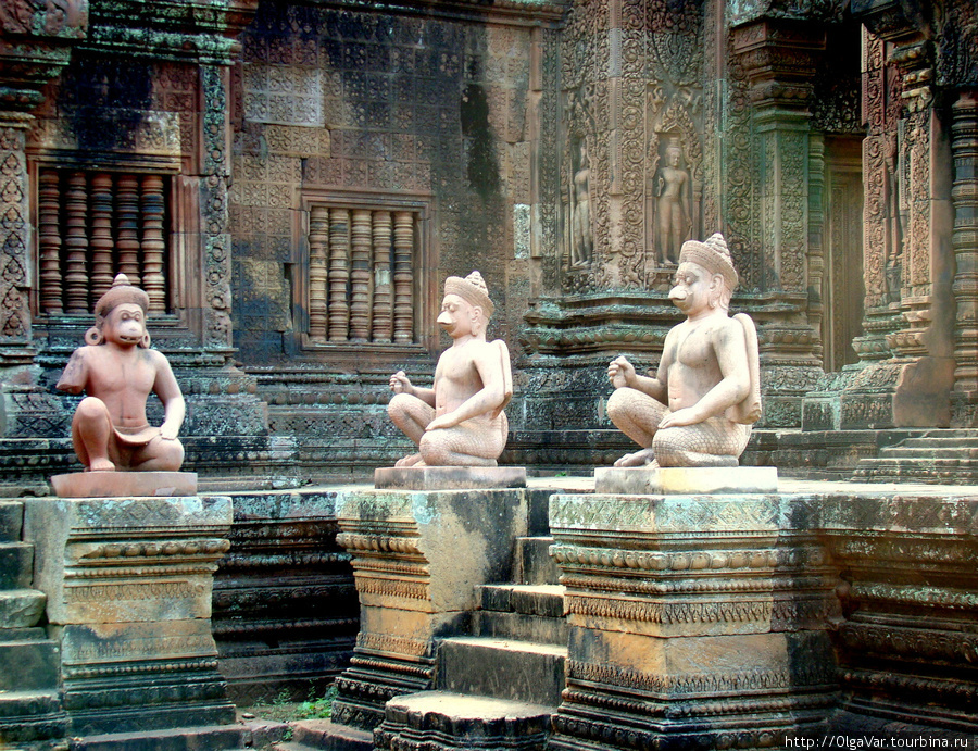 В конце 90-х годов заменили оригинальные скульптуры и барельефы на точные копии Провинция Сиемреап, Камбоджа