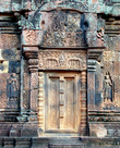 Полагают, что современное название Бантей Срэй появилось из-за многочисленных изображений деват-полубогинь, вырезанных на стенах храма