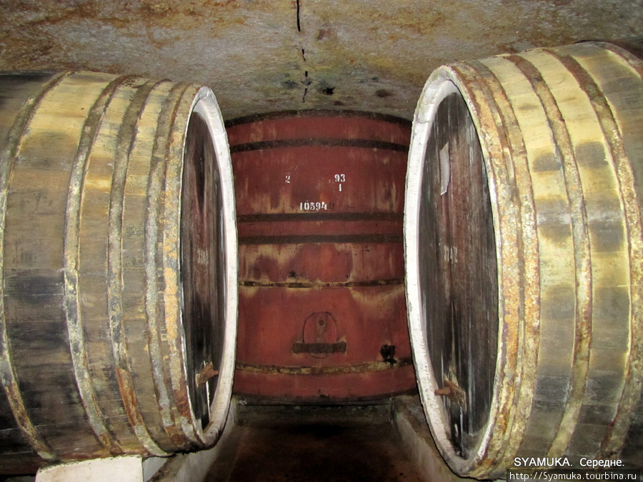 Самая большая бочка Середнянсхих подвалов, заполненная в 1993 году, и вмещает десять с половиной тонн, или 10594 декалитров ароматного вина. Середне, Украина