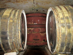Самая большая бочка Середнянсхих подвалов, заполненная в 1993 году, и вмещает десять с половиной тонн, или 10594 декалитров ароматного вина.