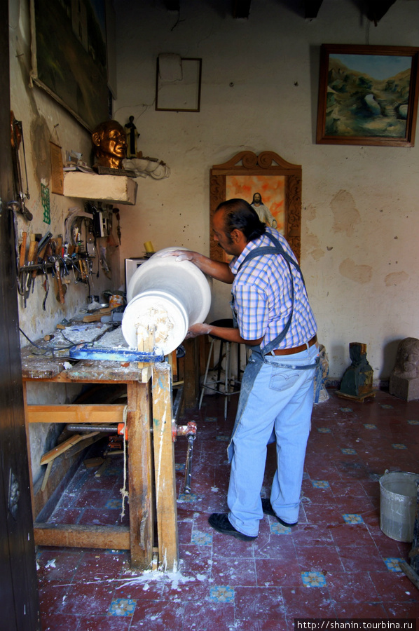 В мастерской скульптора в Пуэбле Пуэбла, Мексика
