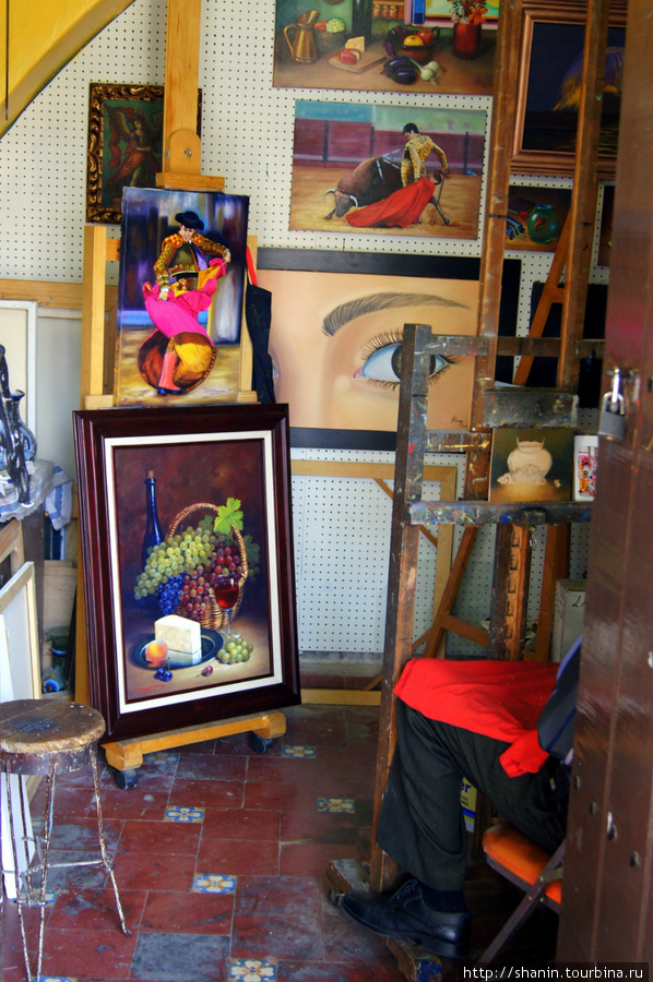 В мастерской художника в Пуэбле Пуэбла, Мексика