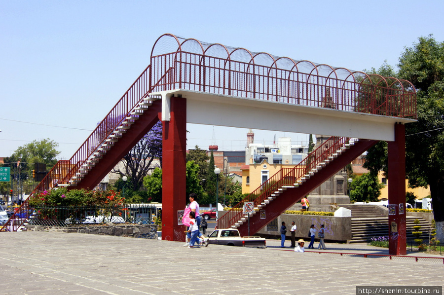 На площади у собора Сан Франциско в Пуэбле есть пешеходный мост Пуэбла, Мексика