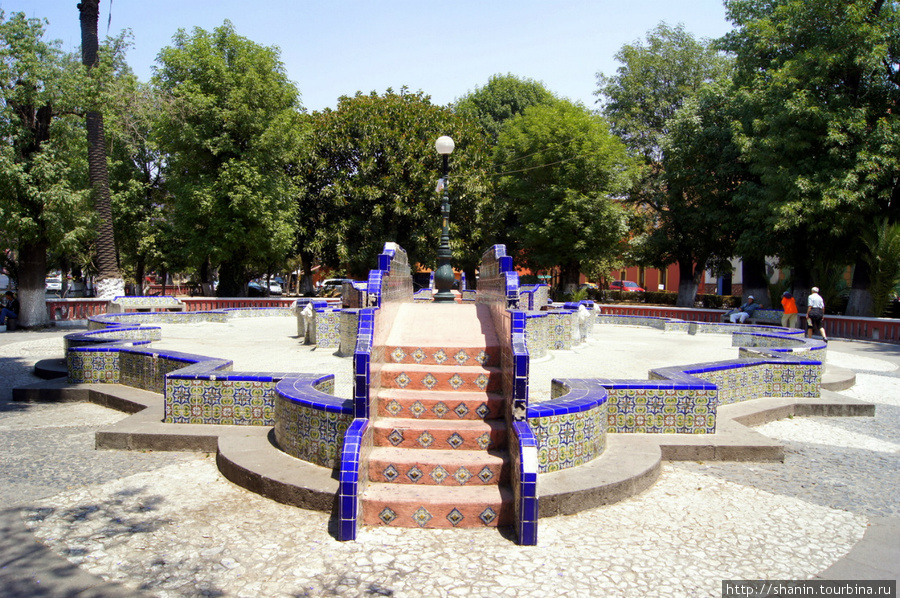 На площади у собора Сан Франциско в Пуэбле у фонтана Пуэбла, Мексика