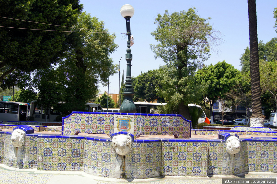 Фонтан на площади у собора Сан Франциско в Пуэбле Пуэбла, Мексика
