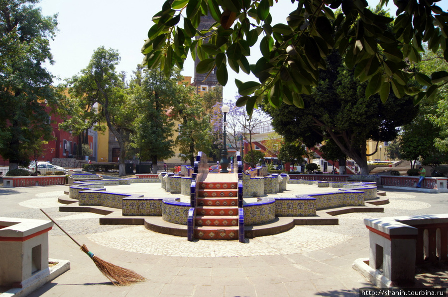 На площади у собора Сан Франциско в Пуэбле Пуэбла, Мексика