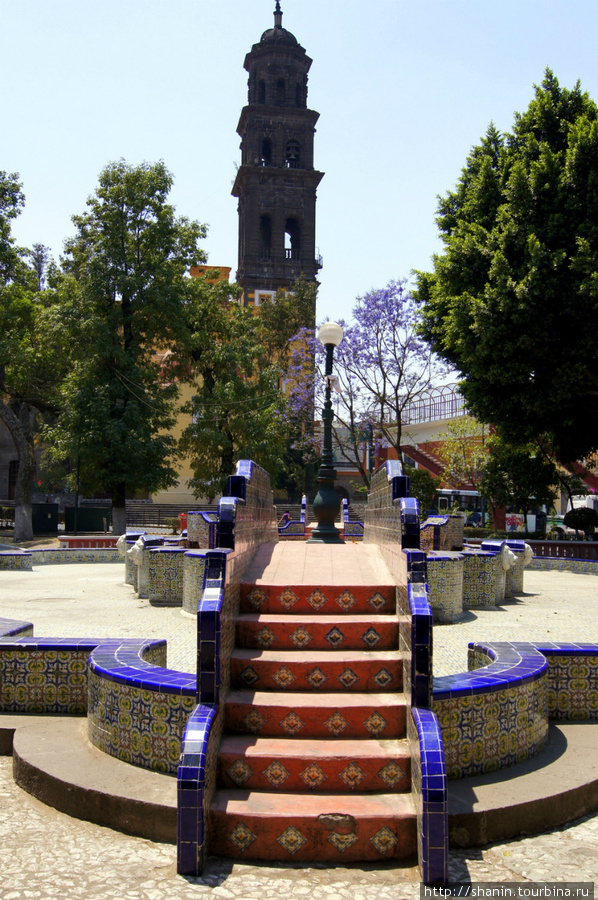 На площади у собора Сан Франциско в Пуэбле есть фонтан Пуэбла, Мексика