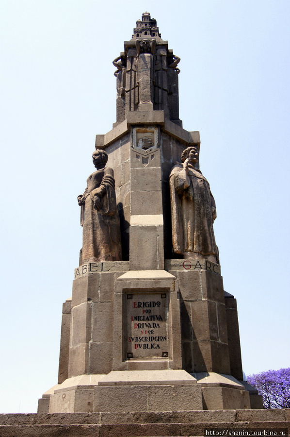 Памятник на площади у собора Сан Франциско в Пуэбле Пуэбла, Мексика