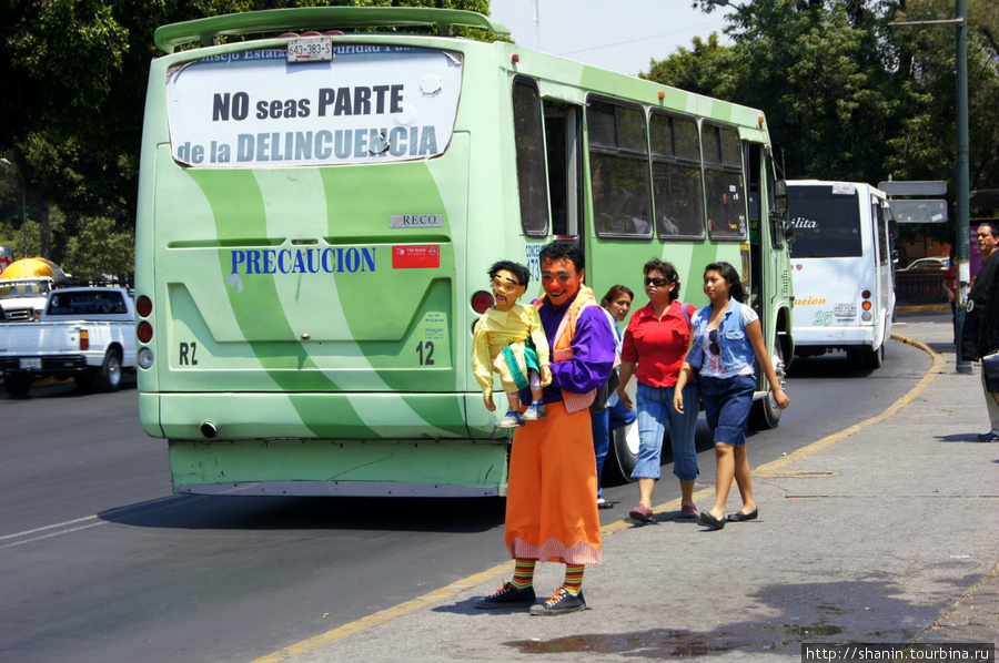 На площади у собора Сан Франциско в Пуэбле много автобусов Пуэбла, Мексика