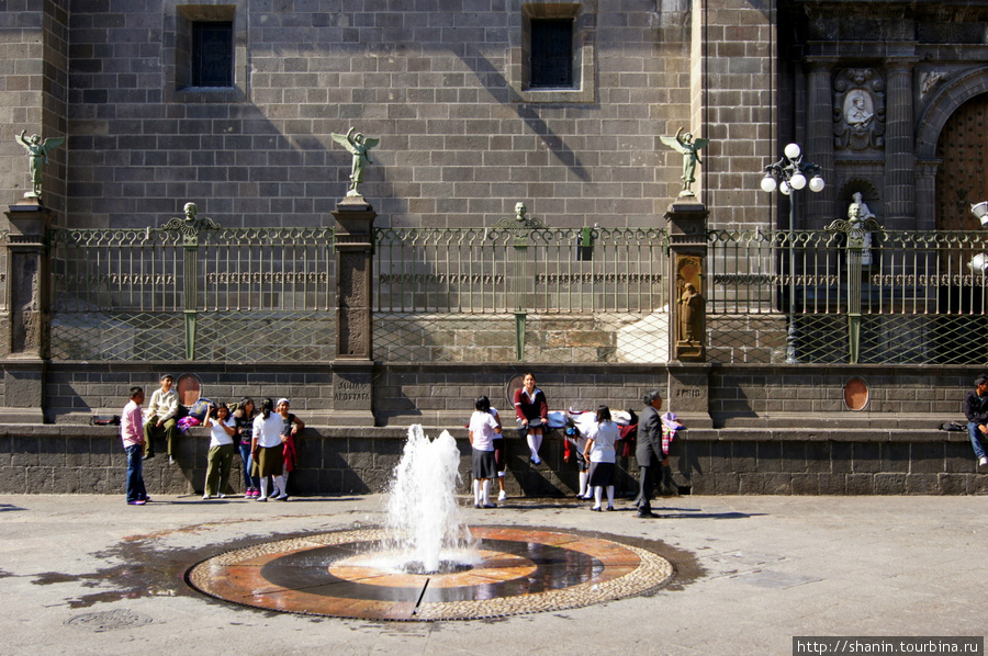 На центральной площади Пуэблы у фонтана Пуэбла, Мексика