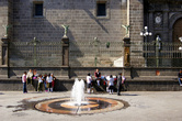 На центральной площади Пуэблы у фонтана