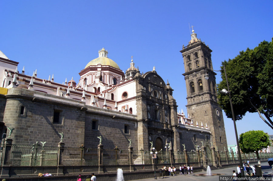 Кафедральный собор на центральной площади Пуэблы Пуэбла, Мексика
