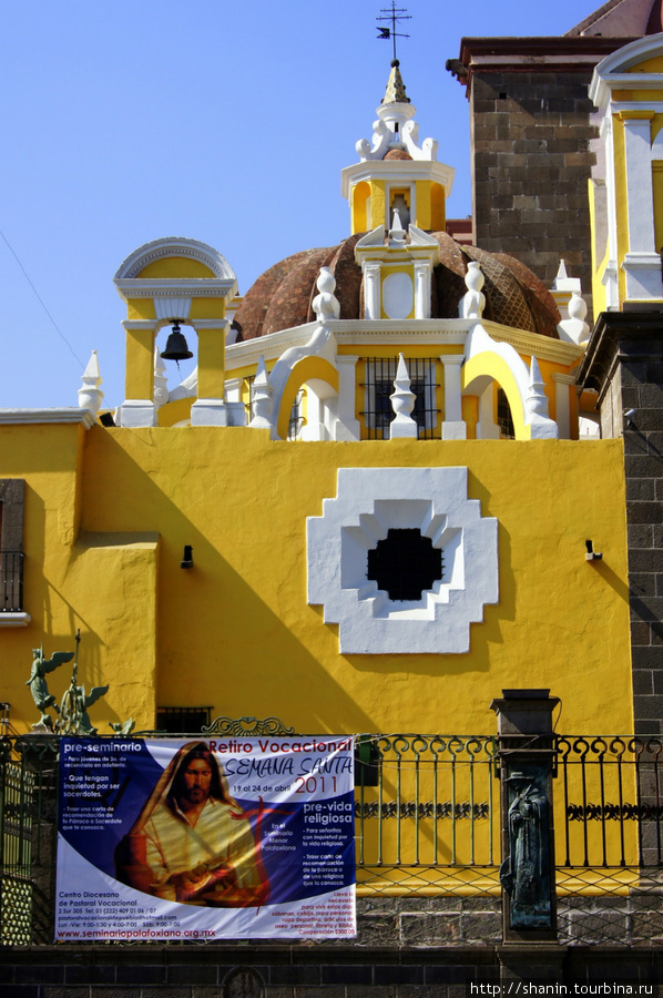 Кафедральный собор на центральной площади Пуэблы Пуэбла, Мексика