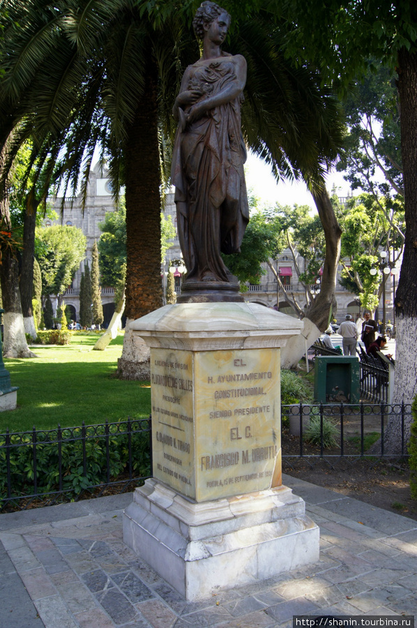 Памятник на центральной площади Пуэблы Пуэбла, Мексика