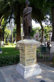 Памятник на центральной площади Пуэблы