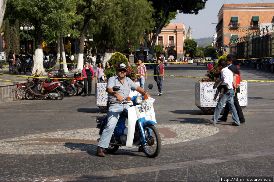 На центральной площади Пуэблы мотоциклисты тоже встречаются Пуэбла, Мексика