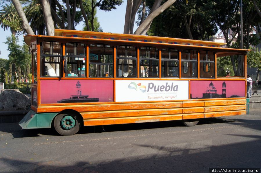 На центральной площади Пуэблы стоянка туристическорго автобуса Пуэбла, Мексика