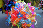 На центральной площади Пуэблы много разноцветных шариков