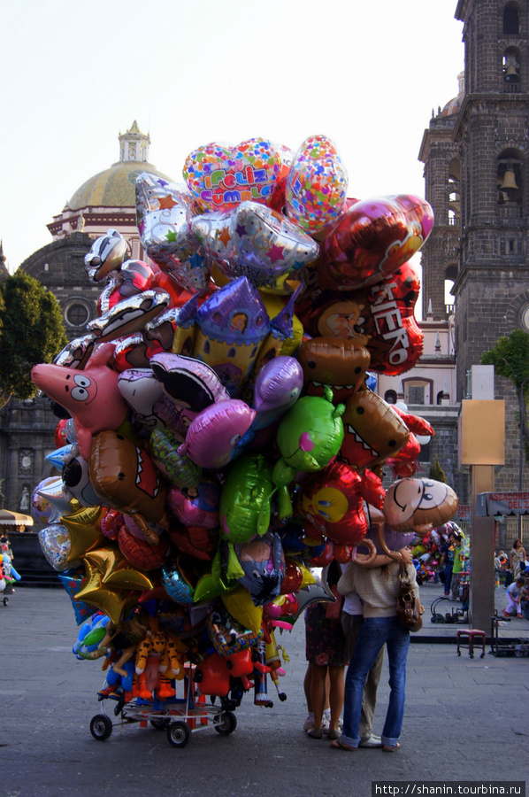 На центральной площади Пуэблы собираются торговцы шариками Пуэбла, Мексика