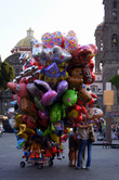 На центральной площади Пуэблы собираются торговцы шариками