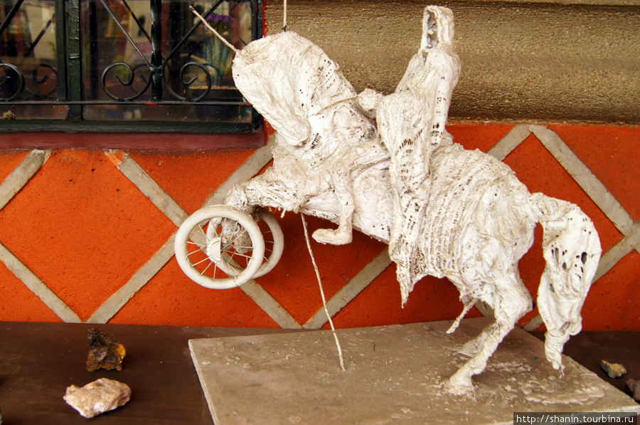 Скульптура в доме художника в Пуэбле Пуэбла, Мексика