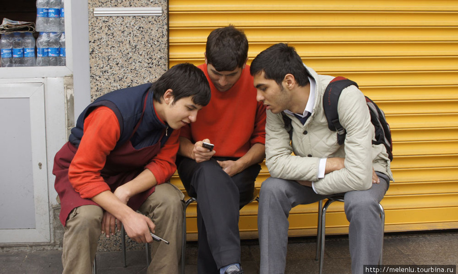 Подростки с мобилой Стамбул, Турция
