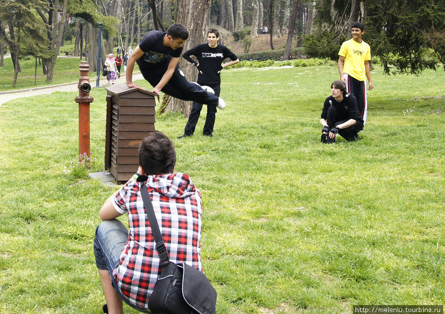 Парни практикуются в паркуре Стамбул, Турция