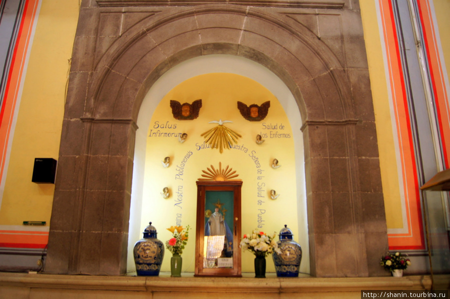 В церкви монастыря кармелиток в Пуэбле Пуэбла, Мексика