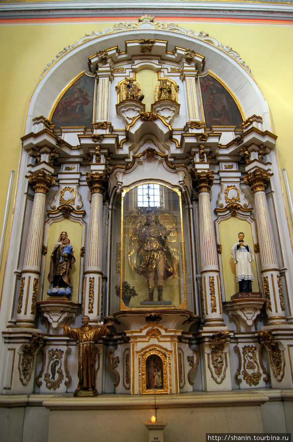 В церкви монастыря кармелиток в Пуэбле Пуэбла, Мексика