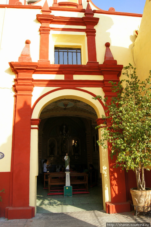 Церковь монастыря кармелиток в Пуэбле Пуэбла, Мексика