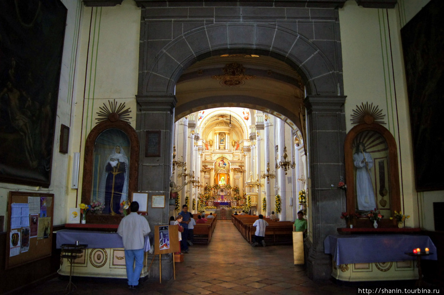 В церкви Сан Хосе в Пуэбле Пуэбла, Мексика