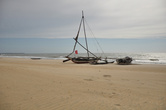 Пляжи западного побережья, как этот в Негомбо — возможность рассмотреть лодки-орувы.