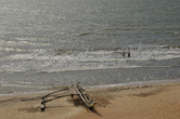 Еще лодка-орува на побережье в Негомбо: ее я увидела с террасы отеля Jetwing Sea, что стоит в конце пляжа.