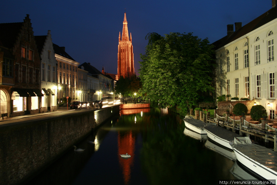 Ночной канал и вид на собор Богоматери Брюгге, Бельгия