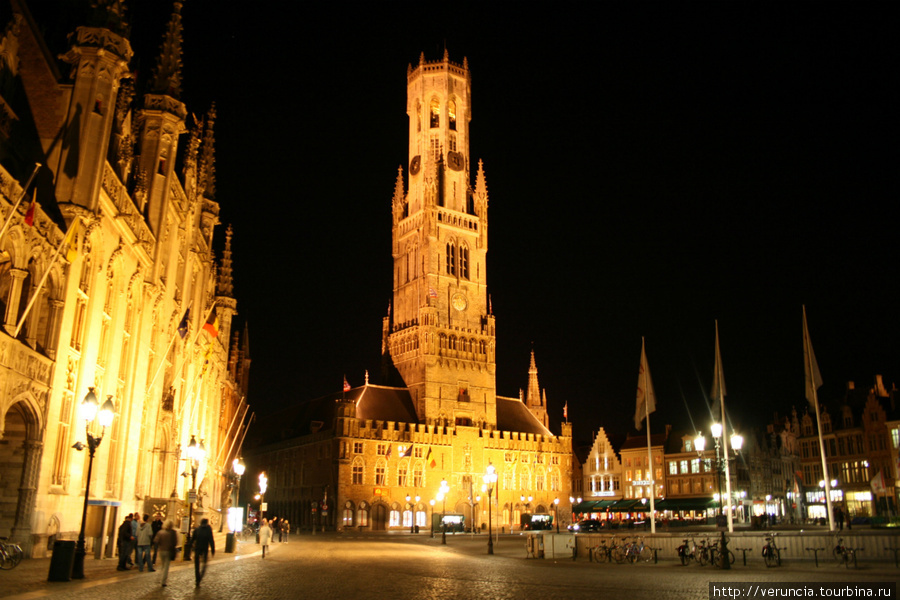 Ночная рыночная площадь и башня Белфорд Брюгге, Бельгия