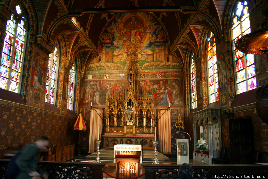 Внутреннее убранство Базилики Святой Крови Брюгге, Бельгия