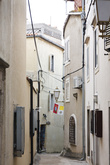 Тихие улочки Крка хороши тем, что туристов здесь в разы меньше, чем в популярных Сплите, Дубровнике