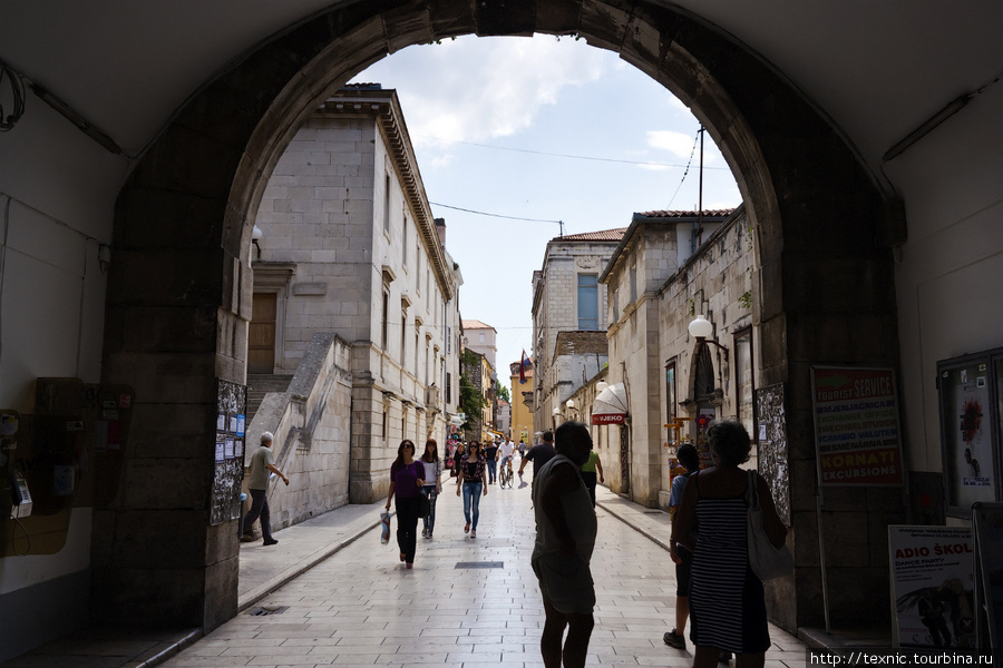 Вход в старую часть города через ворота после моста через небольшую гавань Задар, Хорватия
