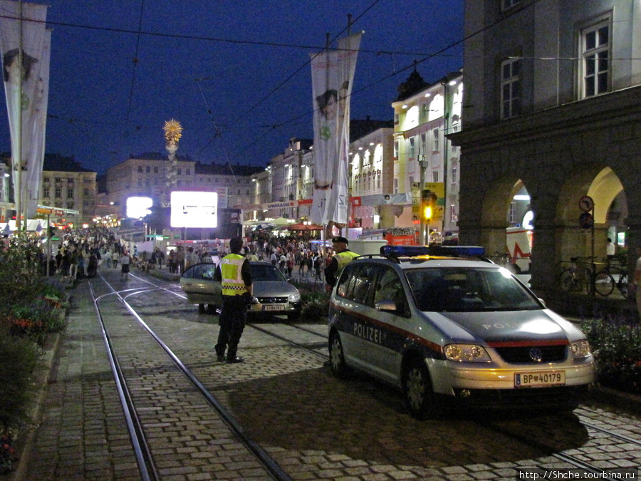 полиция ненавязчиво следит за порядком Линц, Австрия