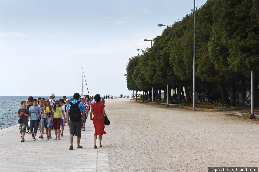 «Внешняя» набережная, туристы спокойно прогуливаются от безделья Задар, Хорватия
