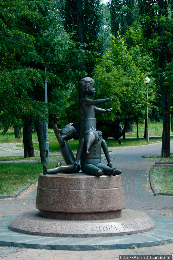 Памятник расстрелянным детям. Открыт 30 сентября 2001 напротив выхода из станции метро «Дорогожичи». Киев, Украина