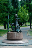 Памятник расстрелянным детям. Открыт 30 сентября 2001 напротив выхода из станции метро «Дорогожичи».