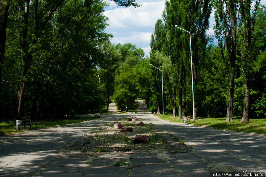 От бывшей конторы еврейского кладбища к памятнику проложена вымощенная плиткой «Дорога скорби». Киев, Украина