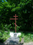 Крест в память расстрелянных православных священников. Установлен в 2000 на месте, где 6 ноября 1941 были расстреляны архимандрит Александр и протоиерей Павел, призывавшие население к сопротивлению нацистам.
