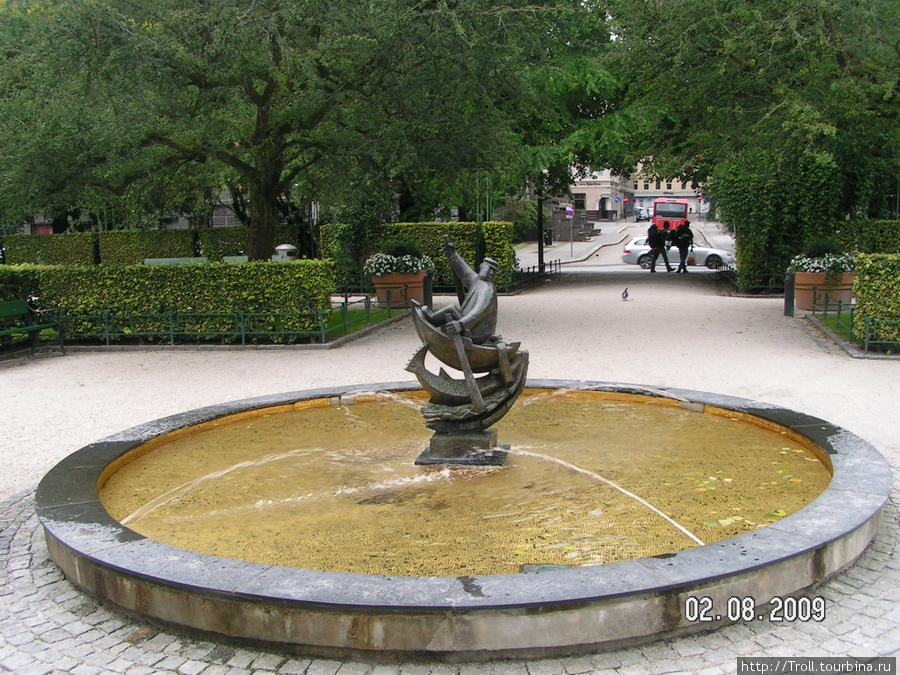 Одна из потешных скульптур в парке