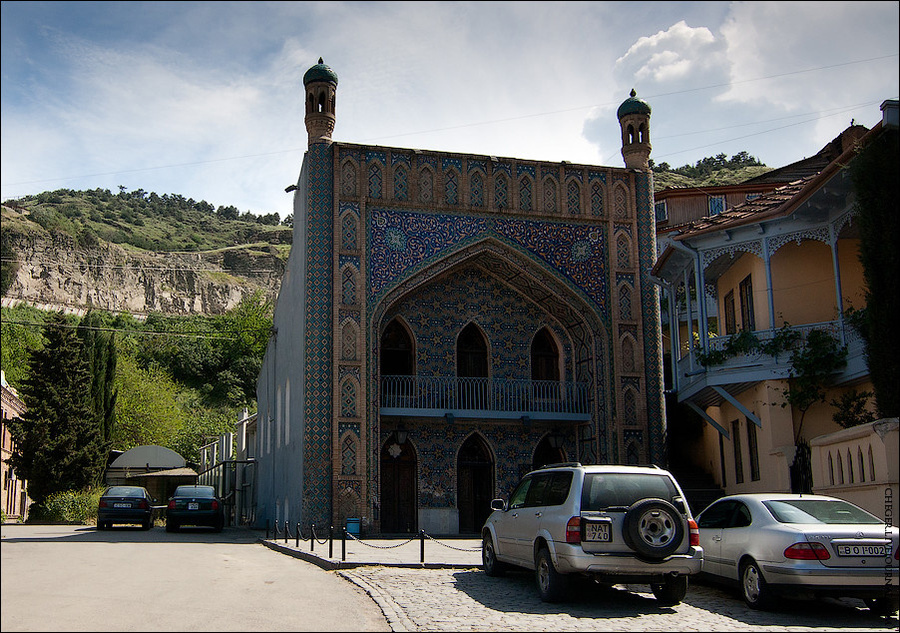 Если честно, я так и не понял, именно та ли это мечеть,  в которую хотя молиться и сунниты и шииты, но больше ни одной мечети я тут не видел, поэтому наверное это она.  Мечеть была построена в 1864 году местными мусульманами-суннитами, а так же с финансовой поддержкой Хаджи Тагиева, известного бакинского мецената-шиита, который во время постройки находился проездом в Грузии.
В Тбилиси противостояние между двумя течениями Ислама в определенный период (1951-1996 гг.) выражалось в том, что мечеть была разделена черной занавеской, и с одной стороны молились сунниты, а с другой — шииты. Тбилиси, Грузия