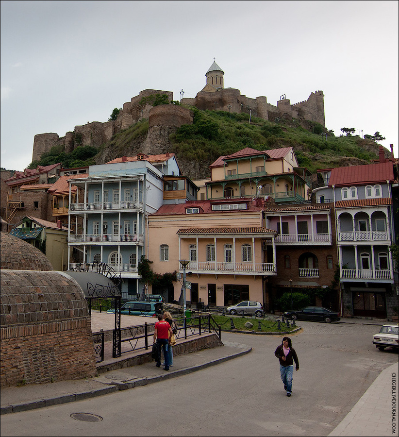Непосредственно над мечетью, как и над все городом, находится крепость Нарикала, но о ней немного попозже. Тбилиси, Грузия